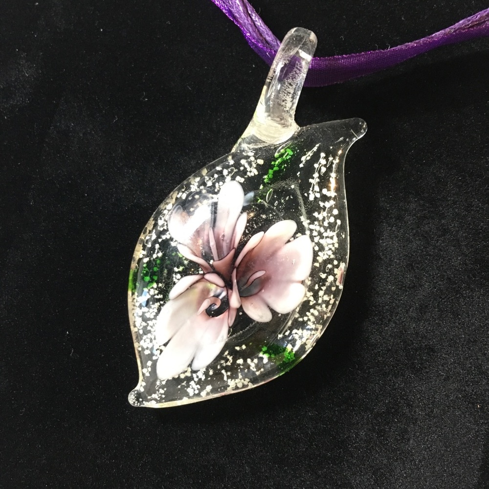 Glow-in the-Dark Glass Pendant Flower Necklace